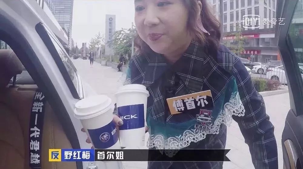 她刚爆红就要被捶死,强吻强摸,故意给人带绿帽,还性骚扰