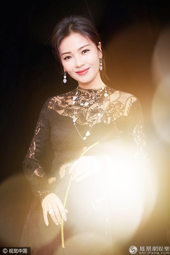 刘涛托腮甜笑温柔了时光 蕾丝裙完美勾勒优雅高贵女性魅