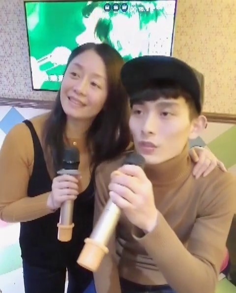 迟来的爱?不惧80多万外债,90后穷小子迎娶44岁女星