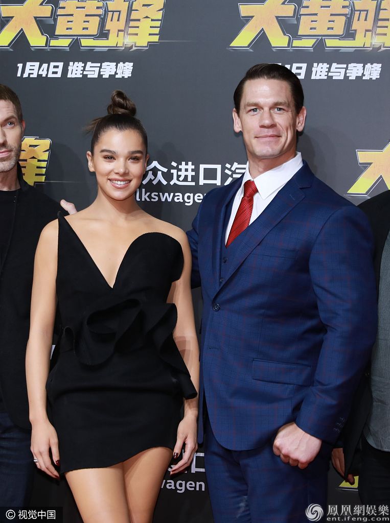 约翰塞纳宣传《大黄蜂》中超6 和海莉·斯坦菲尔德亲密耳语