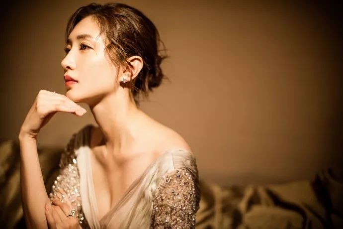 关晓彤北京大妞造型获封“出道最佳”，最新一波小花美照你pick谁