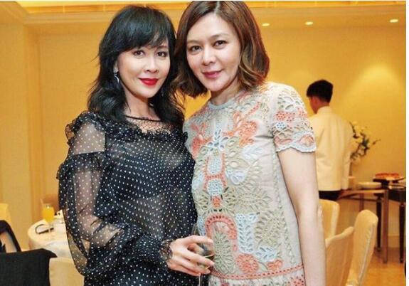 两大女神刘嘉玲、关之琳穿深V裙斗艳，惊呆众人