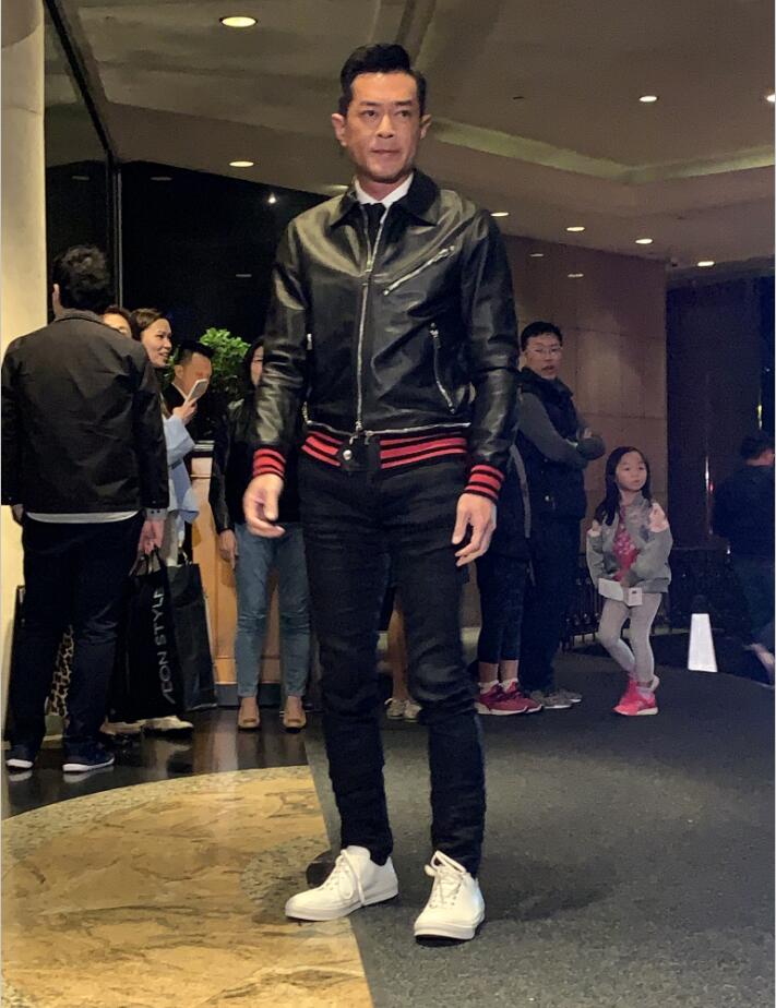 两大女神刘嘉玲、关之琳穿深V裙斗艳，惊呆众人