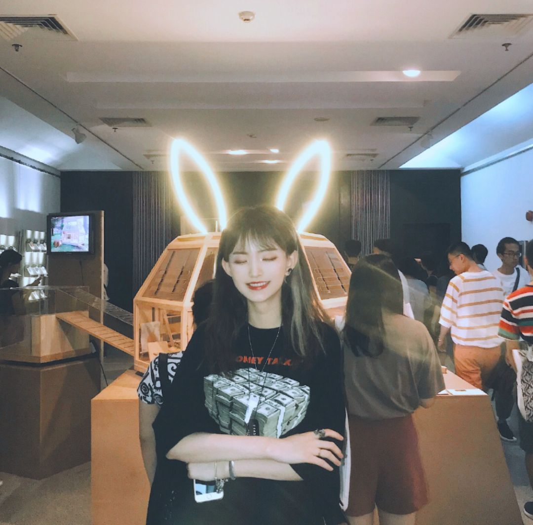 绝美混血颜少女竟因太美遭群攻！然而她从脸到胸到腿都是整出来的…