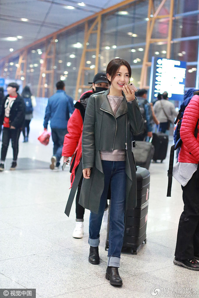 杨童舒保暖装扮“养生式“走机场  坐行李箱语聊秀出大长腿