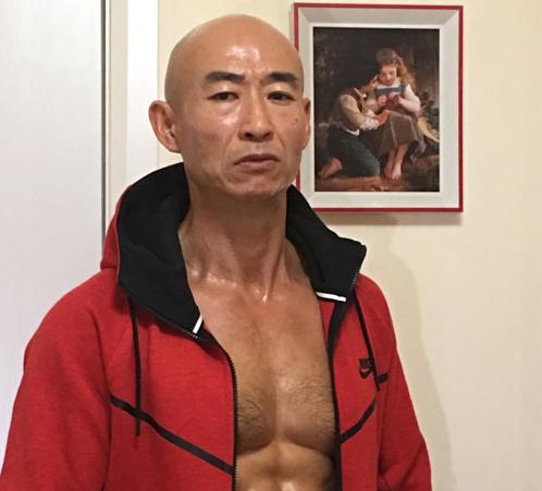 流浪艺人狂健身,《亮剑》独臂勇士携老婆超市装狠顺利取物