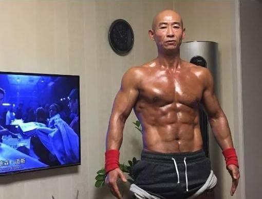 流浪艺人狂健身,《亮剑》独臂勇士携老婆超市装狠顺利取物