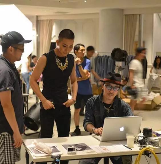 这个和尚，竟然是个公开出柜的美妆大师