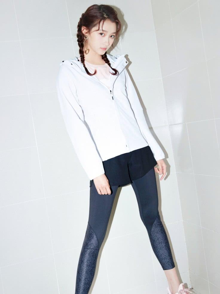 关晓彤厉害了,穿运动服绑两个麻花辫,却不小心