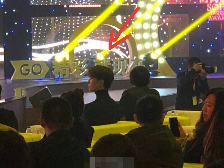 蔡徐坤和于正合影，网友直呼：次元壁破了