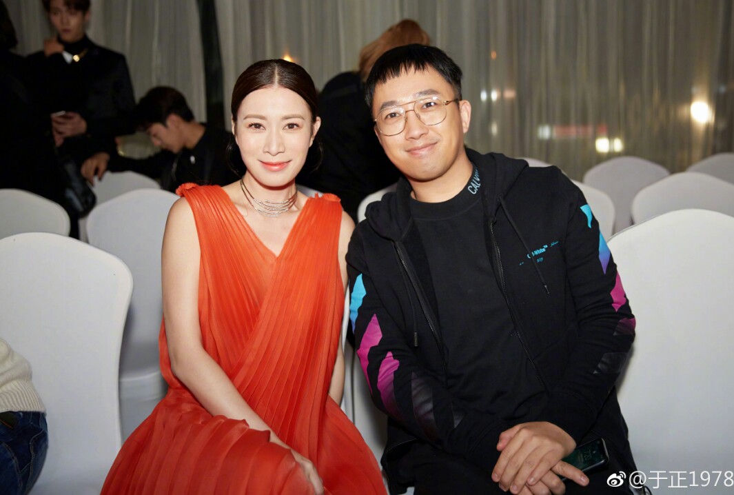 蔡徐坤和于正合影，网友直呼：次元壁破了