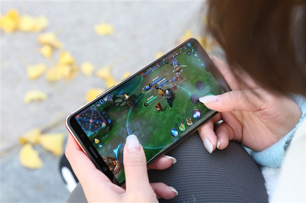 《2018年中国游戏产业报告》:市场收入超两千亿