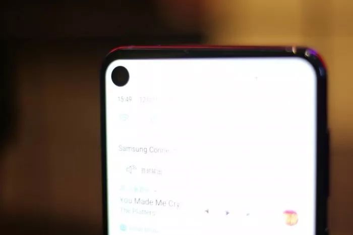 三星「挖孔屏」新技能：开孔位置可以触控了