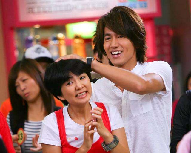 37岁Ella晒照惊呆网友，旧日活力少女如今老态横生！