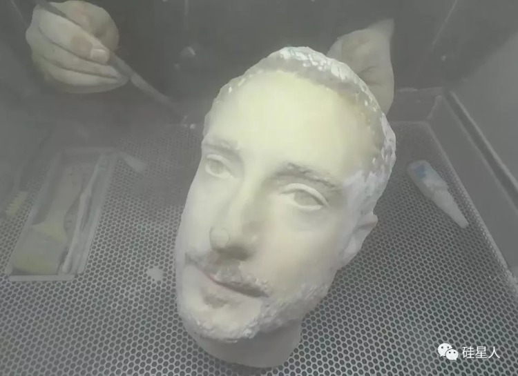 当他朝着 iPhone X 举起一颗假人头