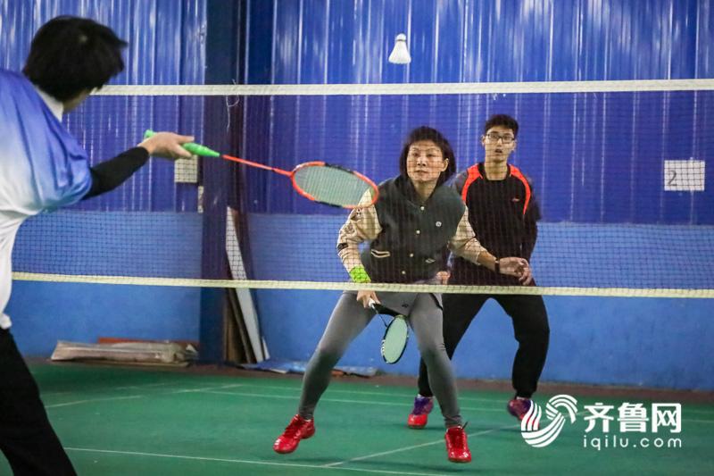 泰山区举办“武羽轮比”羽毛球赛 这样的比赛规则你见过吗？