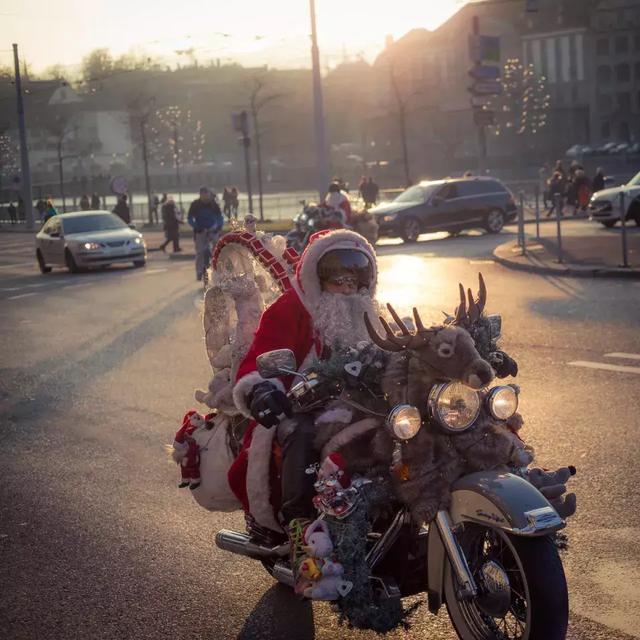 圣诞节,那些不骑驯鹿骑哈雷的圣诞老人们