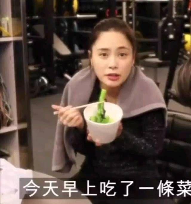 女星为了减肥有多拼?60岁的杨丽萍,只吃个苹果都算暴饮暴食!