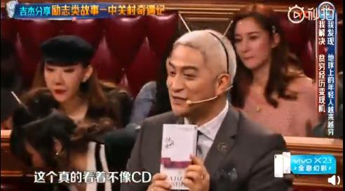 快男吉杰街头免费送专辑,路人动作惊呆全场