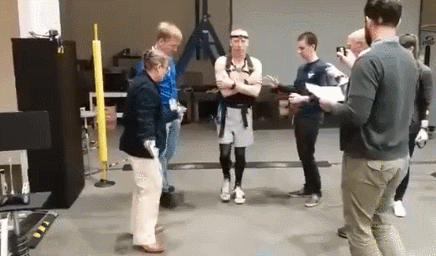 NASA宇航员太空失重半年 回地球重新“学走路”