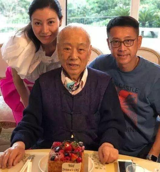 李嘉欣公公去世，420亿遗产不给儿子一分，豪门梦破碎了？