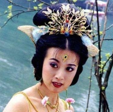 说自己天生只适合演公主，因为长得太洋气？是嫁入豪门给她的勇气吗？