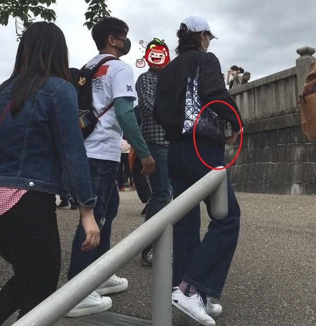 刘诗诗开始孕妻模式，与友人休闲逛街，小肚子已经有了明显变化