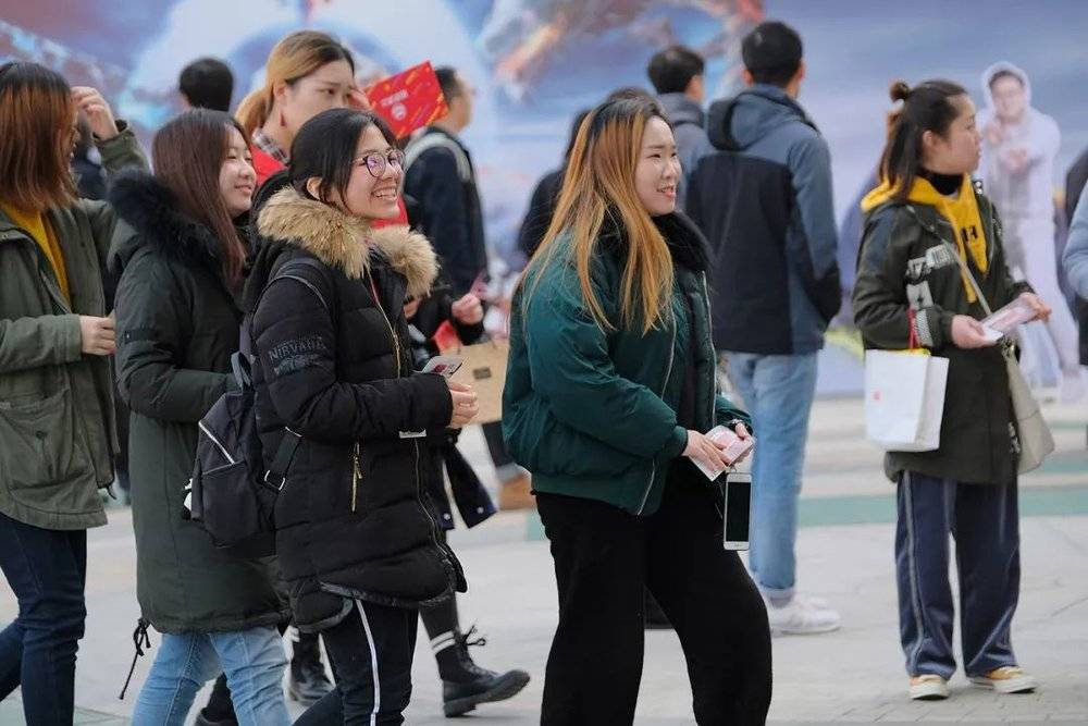 周末游玩哪里去？体育馆里看电竞