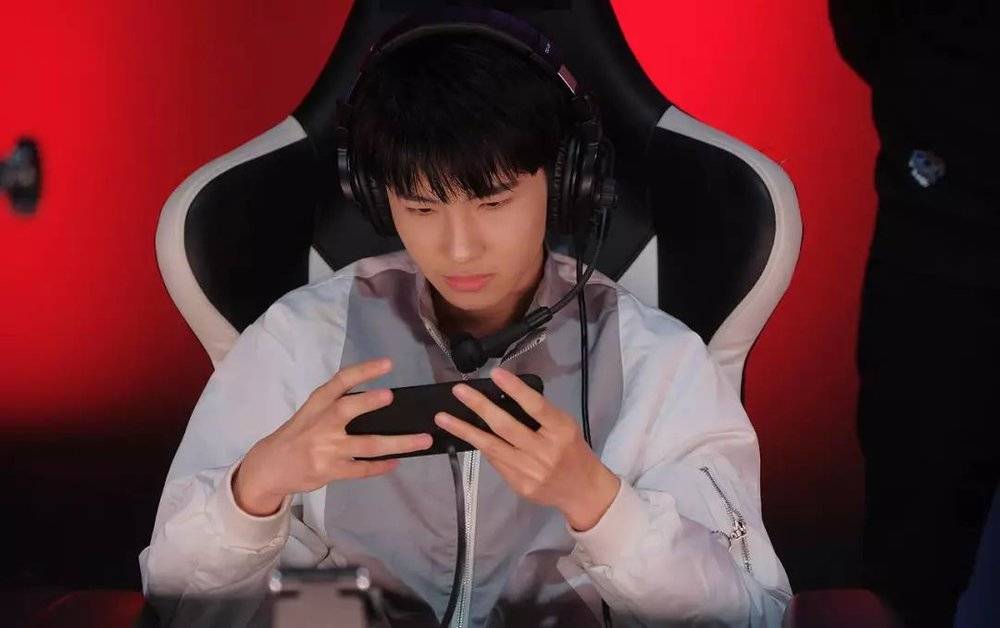 周末游玩哪里去？体育馆里看电竞