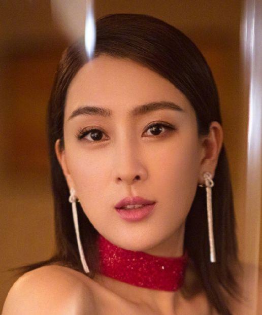 说自己天生只适合演公主，因为长得太洋气？是嫁入豪门给她的勇气吗？