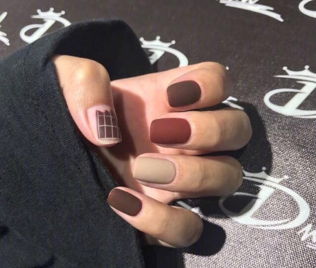 让闪耀的指尖点缀沉闷冬日——冬季美甲款式推荐