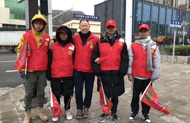 安顺经开区“橙丝带”创文志愿者，点亮城市文明留影不留痕