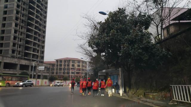 安顺经开区“橙丝带”创文志愿者，点亮城市文明留影不留痕
