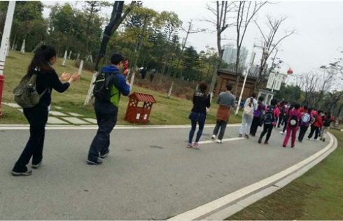 青少年正值生长发育时期,采用倒走也有益于躯干发育,减少鸡胸驼背的