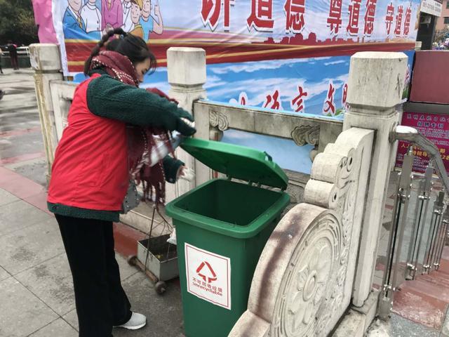 安顺经开区“橙丝带”创文志愿者，点亮城市文明留影不留痕