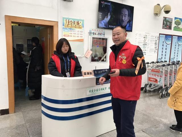 安顺经开区“橙丝带”创文志愿者，点亮城市文明留影不留痕