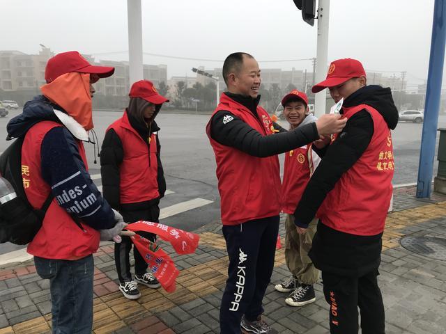 安顺经开区“橙丝带”创文志愿者，点亮城市文明留影不留痕