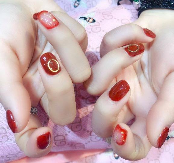 让闪耀的指尖点缀沉闷冬日——冬季美甲款式推荐