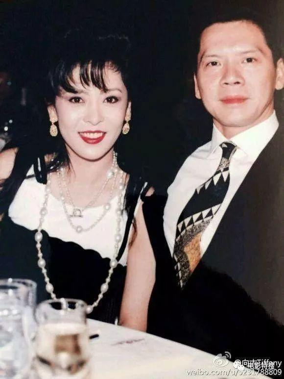 向华强因何专宠又胖又凶的向太30多年,年轻时照片秒杀关之琳