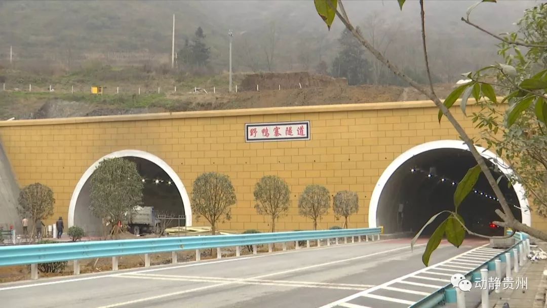 据了解,毕节绕城高速公路由东关至清丰段(环北高速),杭瑞高速公路的