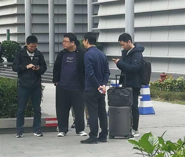 罗永浩现身中国移动又转发和飞信微博：要合作？