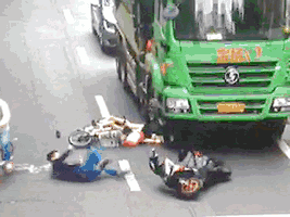 触目惊心的一组大货车车祸现场动图,提醒大家珍爱生命远离大货车