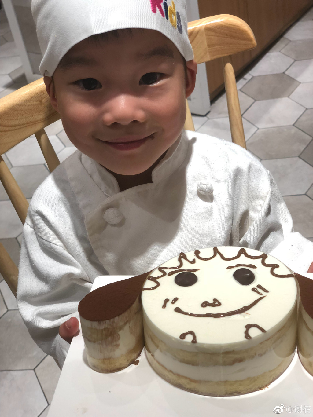 谢楠晒3岁大儿子独立做饭照片惊呆众人，网友：二胎的孩子早当家！