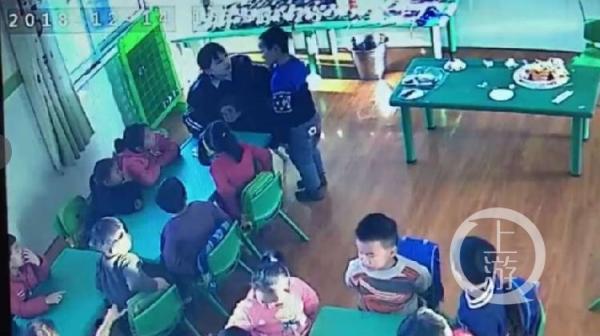 河南一幼儿园学生被逼吃剩饭 家长报警后得知老师15岁