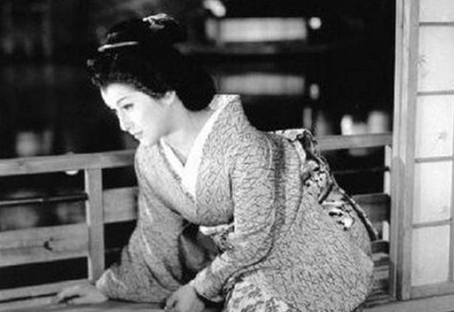 日本最后的斩首刑:刽子手连砍两刀没死,第三刀,她却说了三个字