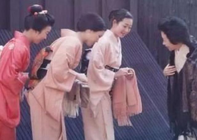 日本最后的斩首刑:刽子手连砍两刀没死,第三刀,她却说了三个字