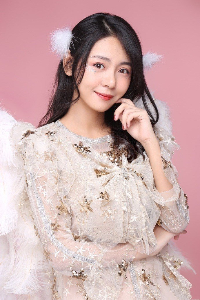 王子彤惊艳!一身羽毛裙装浪漫优雅,如同长上了