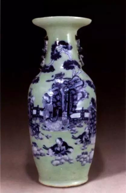 插鸡毛掸子的瓶子在北方被称作"掸瓶",也叫"嫁妆瓶",嫁妆瓶流行于清末