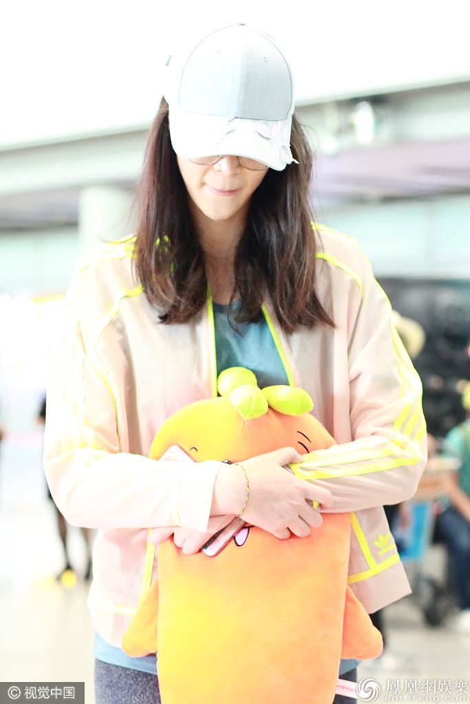 惠若琪怀抱“萝卜”玩偶暴露少女心 戴圆框眼镜低头似犯困