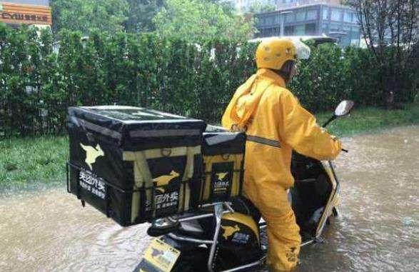 女客户提无理要求,遭到外卖小哥拒绝,隔天却傻眼了!